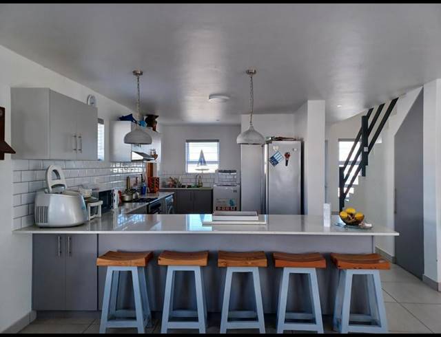 4 BEDROOM HOUSE FOR SALE IN DWARSKERSBOS